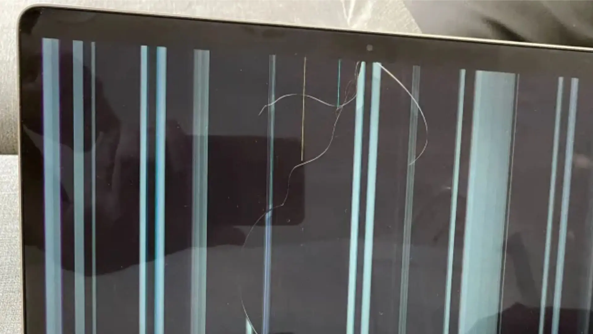 Apple bị kiện tập thể vì lỗi màn hình bị vỡ trên các máy MacBook M1