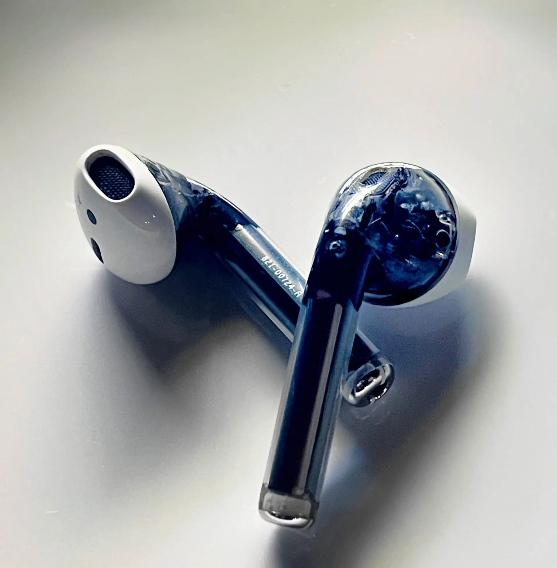 Hình ảnh AirPods và củ sạc 29W trong suốt