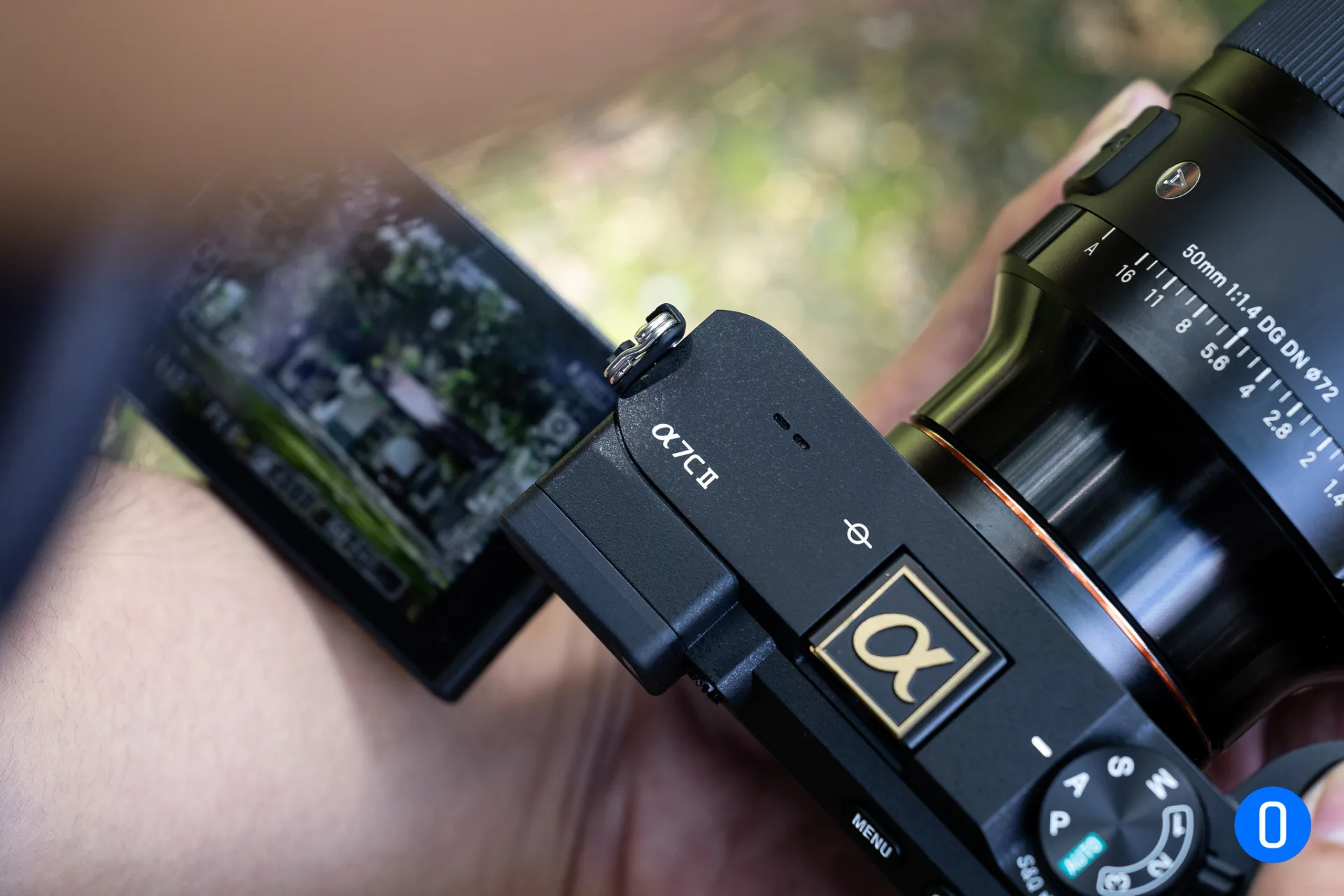 Hand on Sony a7C II Ontop.vn 12