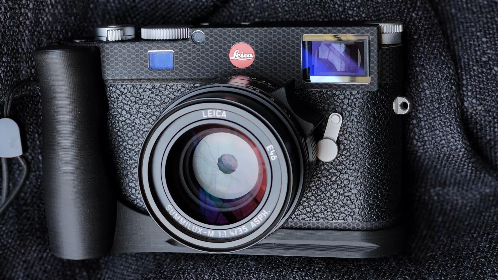 Leica M11 ergonomic handgrip with integrated thumb rest10.webp